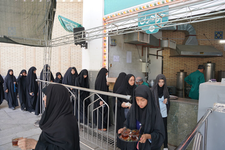 پذیرایی جانبازان از عزاداران تاسوعای حسینی در حرم حضرت معصومه (س)
