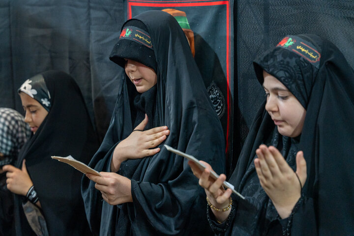 عزاداری کودکان برای امام حسین(ع) در هیئت زیر گنبد طلا