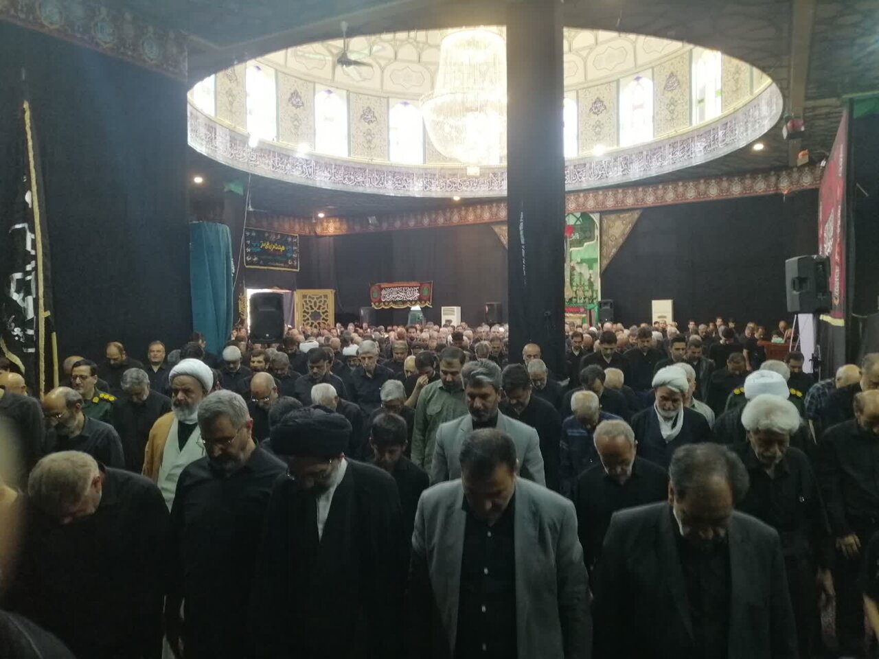 نماز ظهر تاسوعای حسینی کاشان به امامت آیت الله خاتمی اقامه شد+تصاویر