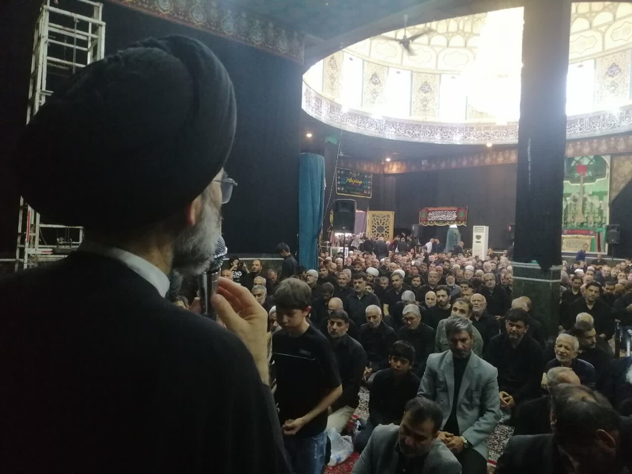 نماز ظهر تاسوعای حسینی کاشان به امامت آیت الله خاتمی اقامه شد+تصاویر