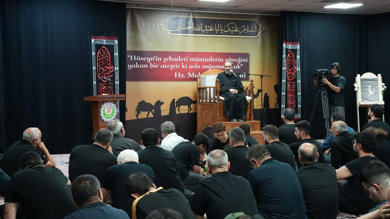 تأکید بر فرهنگ شکر و روحیه ایثار در مراسم عزاداری مسجد کوثر استانبول
