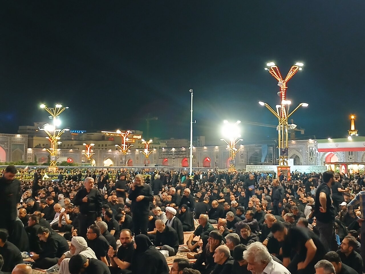 مراسم عزاداری شب عاشورا در صحن پیامبراعظم حرم مطهر رضوی