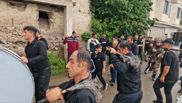تصاویر / عاشورای حسینی در روستای بالاس در کنار یادمان شهدا
