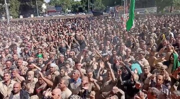 فیلم | دسته‌روی هیئات عزاداری در روز عاشورای حسینی مقابل جایگاه خیابان انقلاب خرم‌آباد