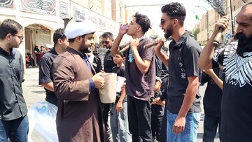 تصاویر/  سقایی عزاداران حسینی توسط طلاب شهرستان بم