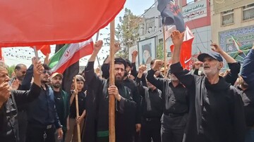 تصاویر/ حضور امام جمعه گرمسار در میان دسته های عزاداری امام حسین علیه السلام در ظهر عاشورا