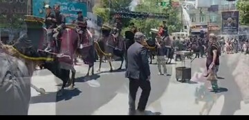 فیلم| مراسم ظهر روز عاشورا همراه با تعزیه خوانی در اراک