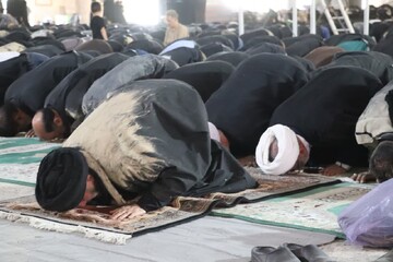 تصاویر/ اقامه نماز ظهر عاشورا در خرم آباد