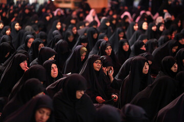 تصاویر/ حضور پرشور بانوان عزادار در جوار حرم کریمه اهل بیت (س) همزمان با روز عاشورا
