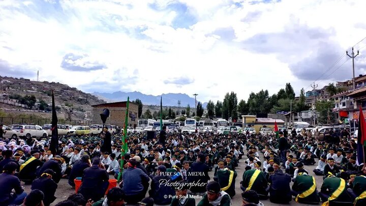 تصاویر/ راهپیمایی عزاداران حسینی و یاد کودکان شهدای میناب در کارگل هند