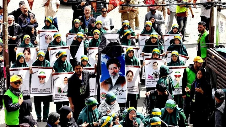 تصاویر/ راهپیمایی عزاداران حسینی و یاد کودکان شهدای میناب در کارگل هند