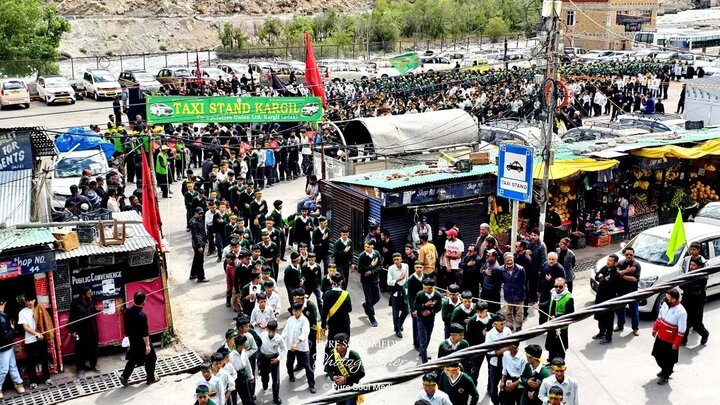 تصاویر/ راهپیمایی عزاداران حسینی و یاد کودکان شهدای میناب در کارگل هند