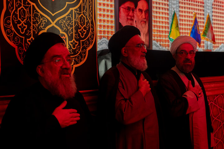 عزاداری پرشور زائران حرم بانوی کرامت در شب عاشورا
