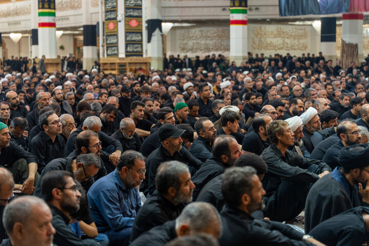 عزاداری پرشور زائران حرم بانوی کرامت در شب عاشورا