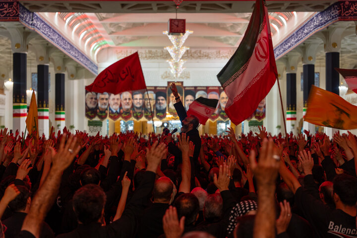 عزاداری پرشور زائران حرم بانوی کرامت در شب عاشورا