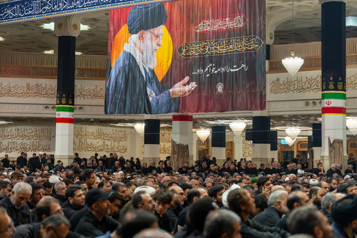 عزاداری پرشور زائران حرم بانوی کرامت در شب عاشورا