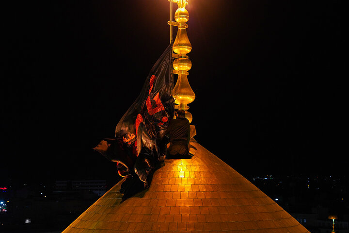 اهتزاز پرچم سرخ «یا حسین(ع)» بر فراز گنبد منور حرم حضرت معصومه(س)