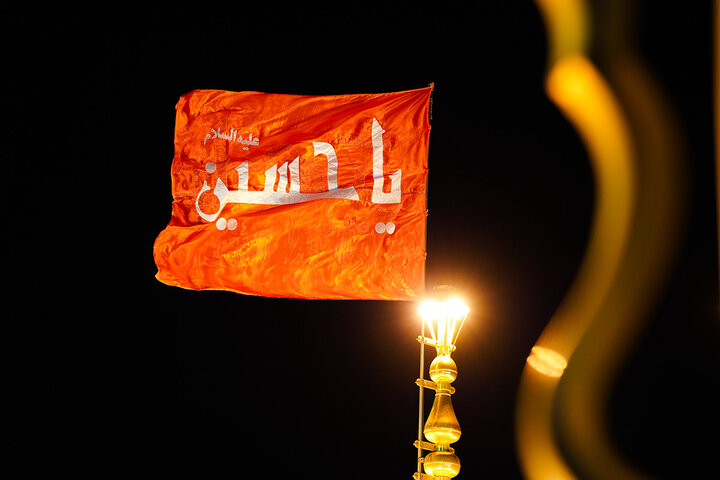 اهتزاز پرچم سرخ «یا حسین(ع)» بر فراز گنبد منور حرم حضرت معصومه(س)