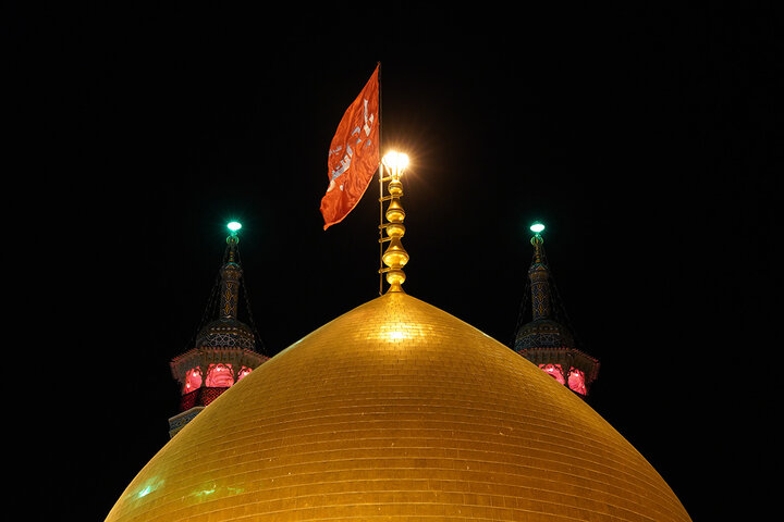 اهتزاز پرچم سرخ «یا حسین(ع)» بر فراز گنبد منور حرم حضرت معصومه(س)