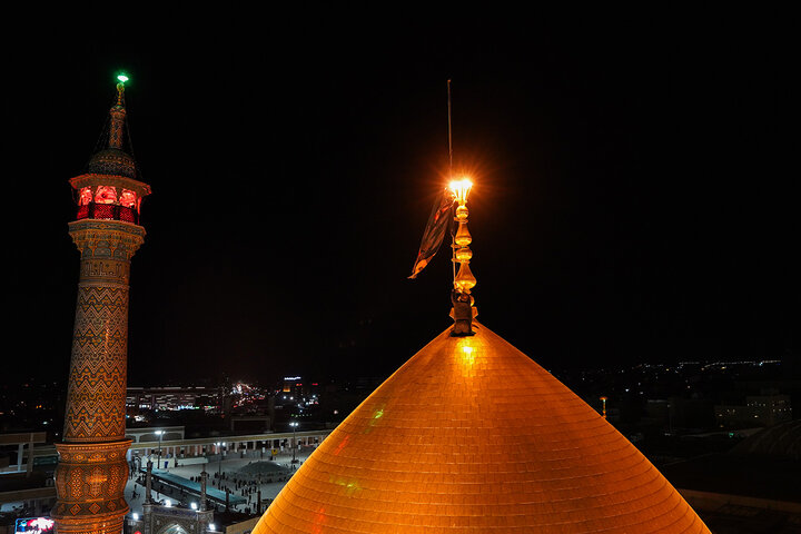 اهتزاز پرچم سرخ «یا حسین(ع)» بر فراز گنبد منور حرم حضرت معصومه(س)