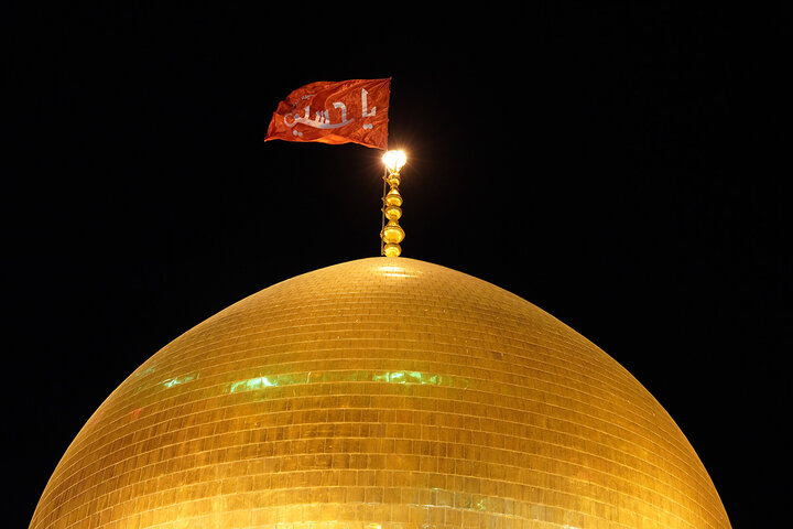 اهتزاز پرچم سرخ «یا حسین(ع)» بر فراز گنبد منور حرم حضرت معصومه(س)