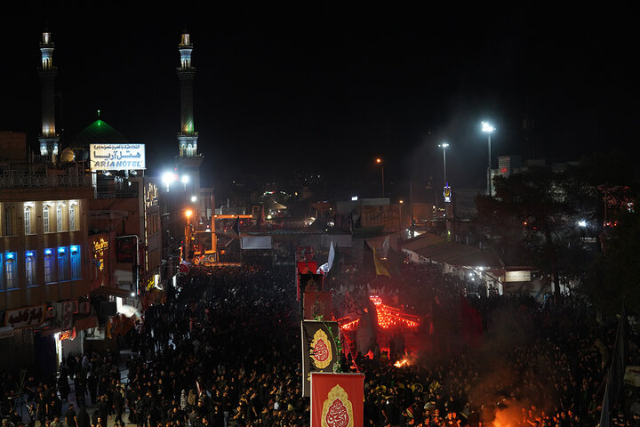 اهتزاز پرچم سرخ «یا حسین(ع)» بر فراز گنبد منور حرم حضرت معصومه(س)