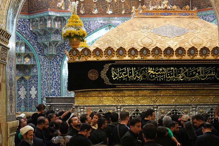 اهتزاز پرچم سرخ «یا حسین(ع)» بر فراز گنبد منور حرم حضرت معصومه(س)