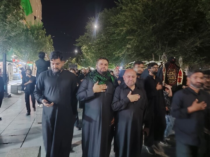 تصاویر/ برگزاری باشکوه دسته عزاداری طلاب هندی به یاد حضرت ابوالفضل العباس (ع) در قم المقدسه