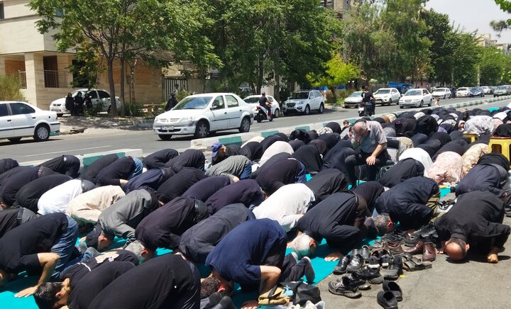 تصاویر/ اقامه نماز جماعت ظهر عاشورا در مدرسه علمیه آیت الله جلالی خمینی (ره)