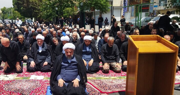 تصاویر/ اقامه نماز جماعت ظهر عاشورا در مدرسه علمیه آیت الله جلالی خمینی (ره)