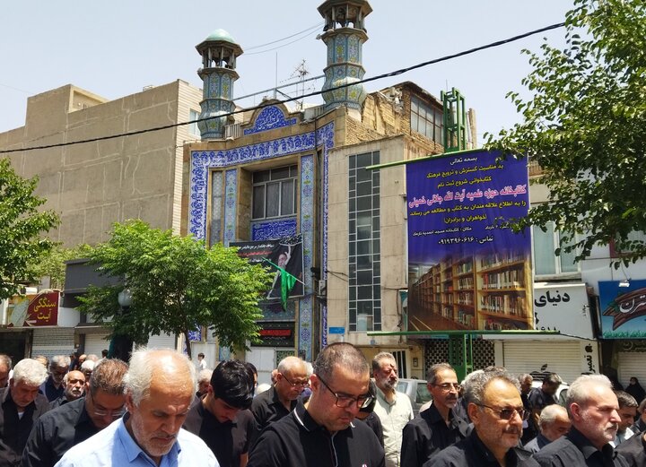 تصاویر/ اقامه نماز جماعت ظهر عاشورا در مدرسه علمیه آیت الله جلالی خمینی (ره)