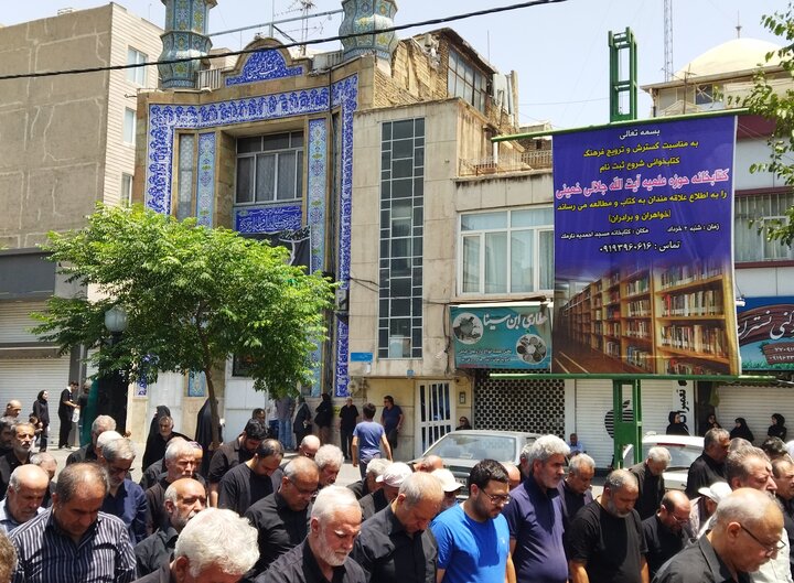 تصاویر/ اقامه نماز جماعت ظهر عاشورا در مدرسه علمیه آیت الله جلالی خمینی (ره)