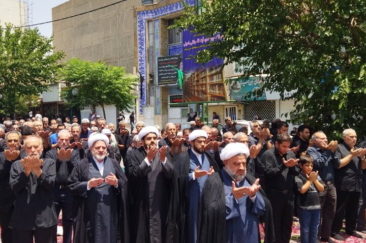 تصاویر/ اقامه نماز جماعت ظهر عاشورا در مدرسه علمیه آیت الله جلالی خمینی (ره)