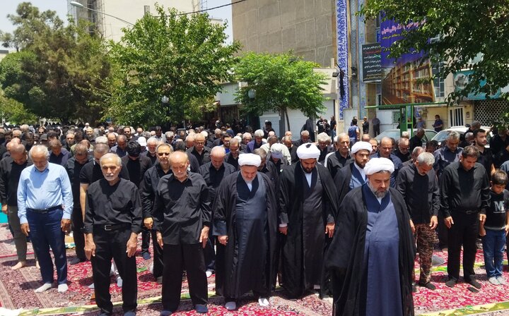 تصاویر/ اقامه نماز جماعت ظهر عاشورا در مدرسه علمیه آیت الله جلالی خمینی (ره)