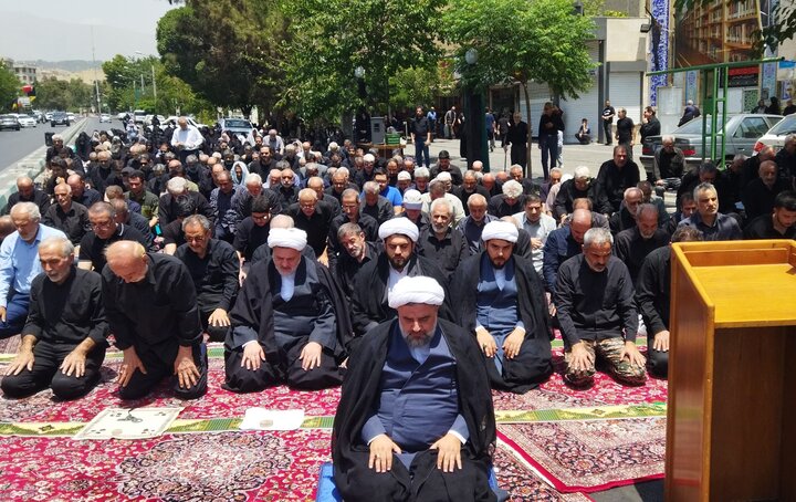 تصاویر/ اقامه نماز جماعت ظهر عاشورا در مدرسه علمیه آیت الله جلالی خمینی (ره)