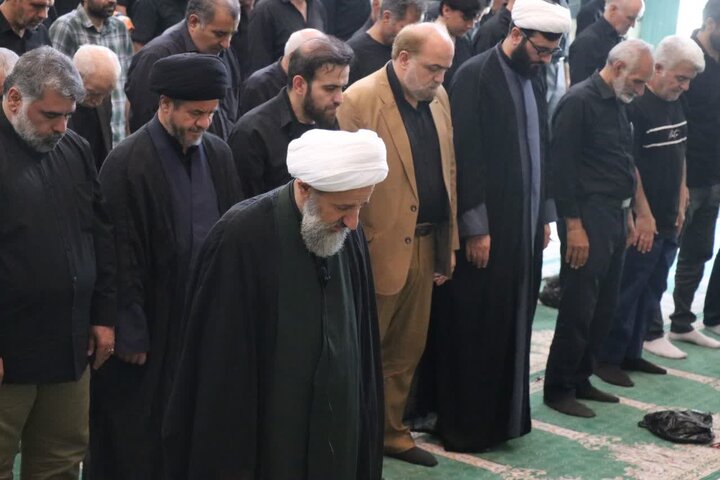 تصاویر/ اقامه نماز ظهر عاشورا در قرچک