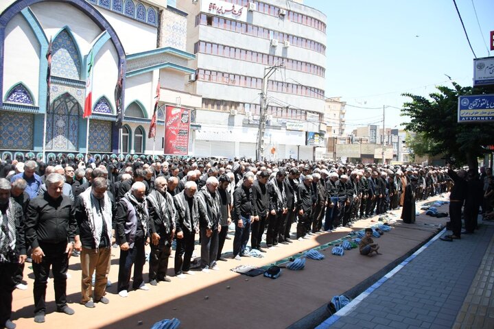 تصاویر/ اقامه نماز ظهر عاشورا در میدان امام حسین(ع) ارومیه