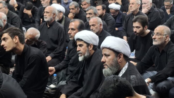 فیلم | مراسم عزاداری عاشورای حسینی از طرف نماینده ولی فقیه در کاشان در مسجد صادقیه