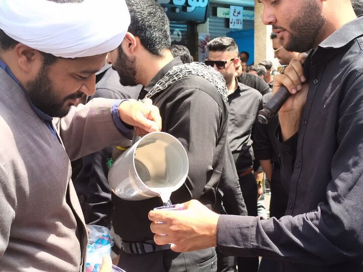 تصاویر/  سقایی عزاداران حسینی توسط طلاب شهرستان بم