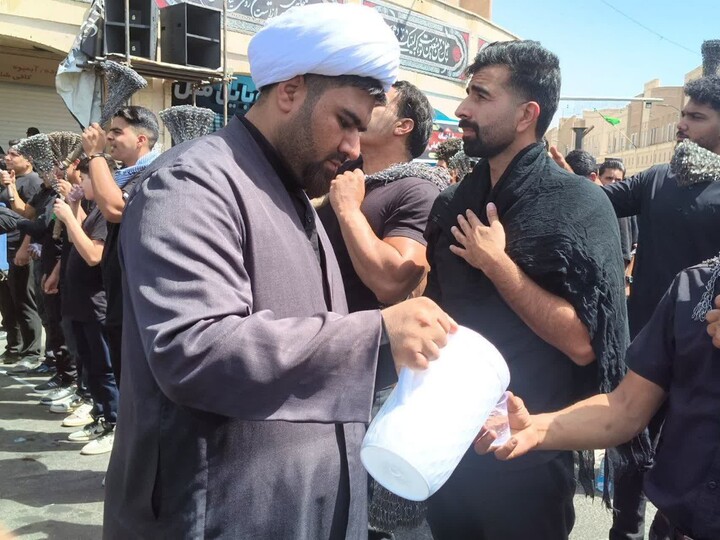 تصاویر/  سقایی عزاداران حسینی توسط طلاب شهرستان بم