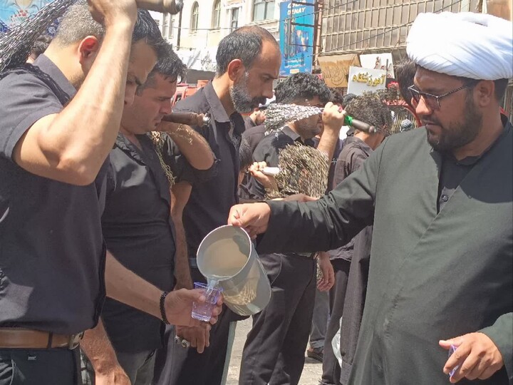 تصاویر/  سقایی عزاداران حسینی توسط طلاب شهرستان بم