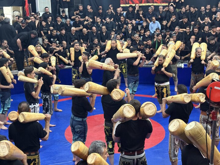 Cerimonia di lutto per il Signore dei Martiri presso l’Associazione degli sport zurkhaneh e della lotta tradizionale della provincia di Qom