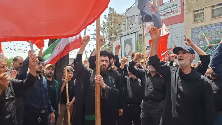 تصاویر/حضور امام جمعه گرمسار در میان دسته های عزاداری امام حسین علیه السلام در ظهر عاشورا