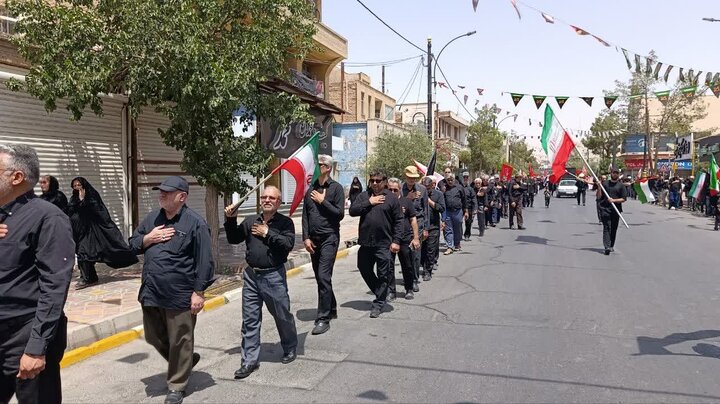 تصاویر/حضور امام جمعه گرمسار در میان دسته های عزاداری امام حسین علیه السلام در ظهر عاشورا