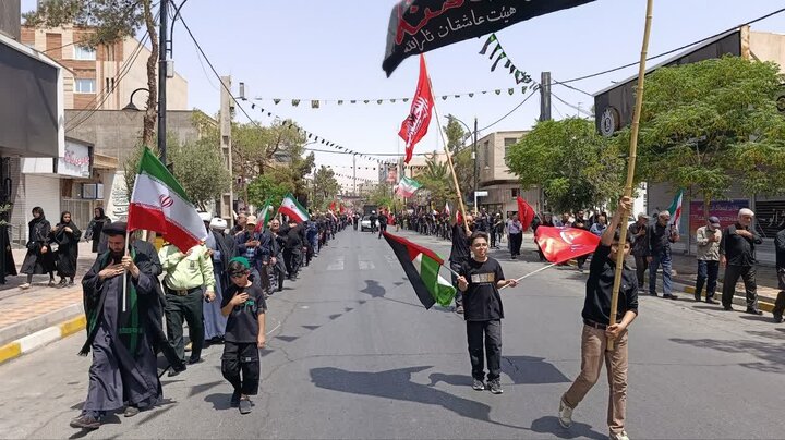 تصاویر/حضور امام جمعه گرمسار در میان دسته های عزاداری امام حسین علیه السلام در ظهر عاشورا