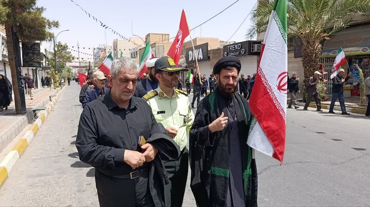 تصاویر/حضور امام جمعه گرمسار در میان دسته های عزاداری امام حسین علیه السلام در ظهر عاشورا