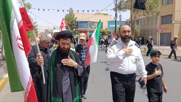 تصاویر/حضور امام جمعه گرمسار در میان دسته های عزاداری امام حسین علیه السلام در ظهر عاشورا