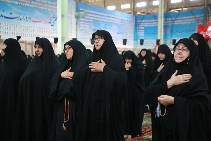 تصاویر/ نماز ظهر عاشورا به امامت حجت‌الاسلام والمسلمین مطیعی امام جمعه سمنان اقامه شد