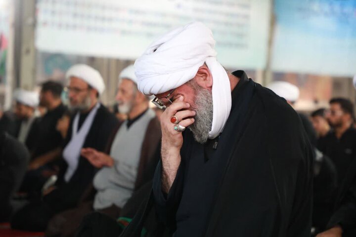 تصاویر/ نماز ظهر عاشورا به امامت حجت‌الاسلام والمسلمین مطیعی امام جمعه سمنان اقامه شد