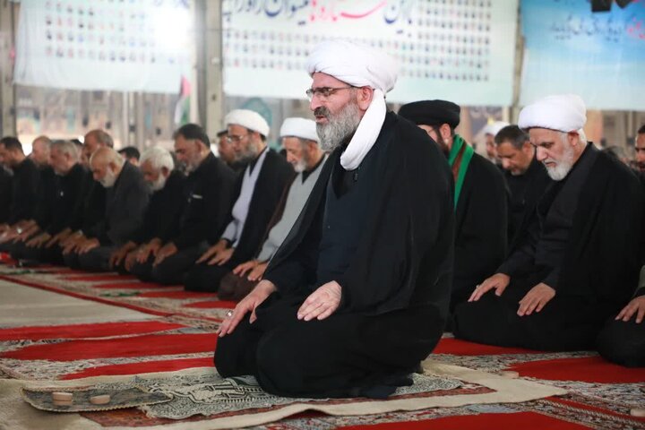 تصاویر/ نماز ظهر عاشورا به امامت حجت‌الاسلام والمسلمین مطیعی امام جمعه سمنان اقامه شد